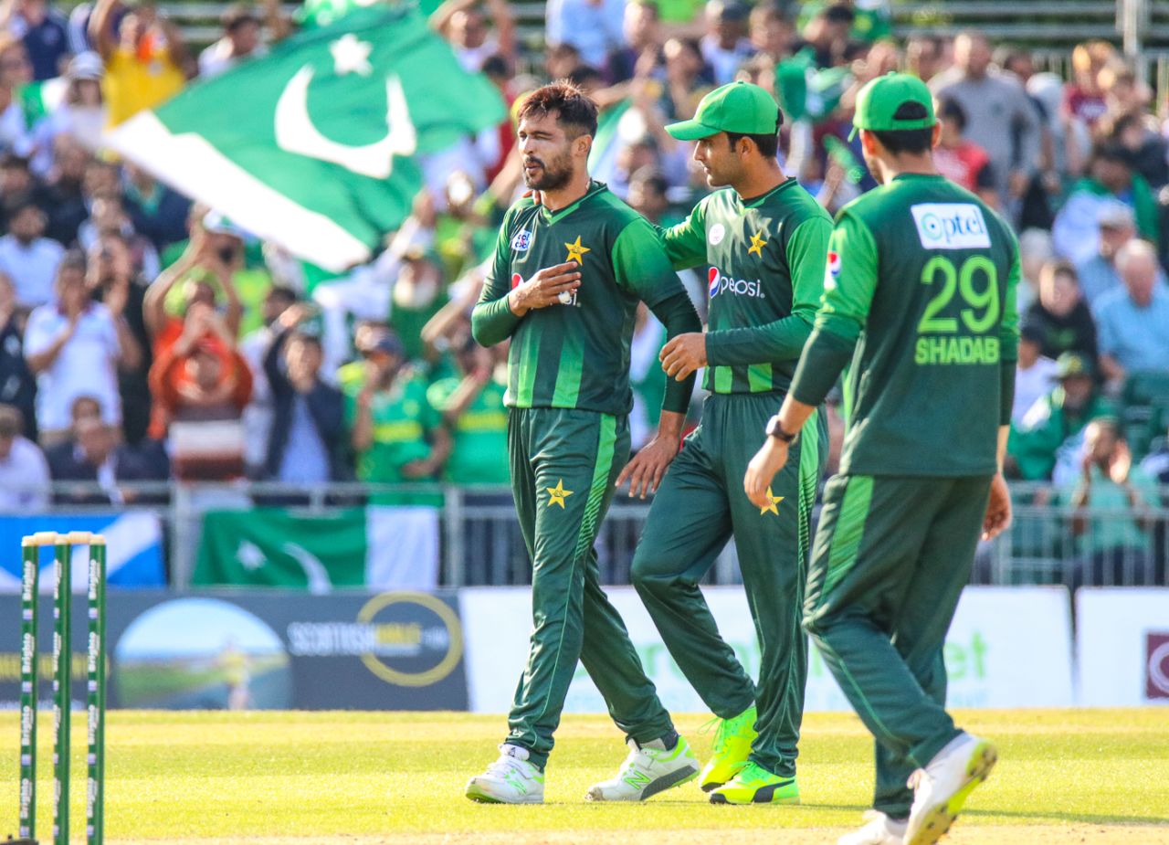 Mohammad Amir winces and tugs at his left shoulder after taking a wicket, Scotland v Pakistan, 1st T20I, Edinburgh, June 12, 2018