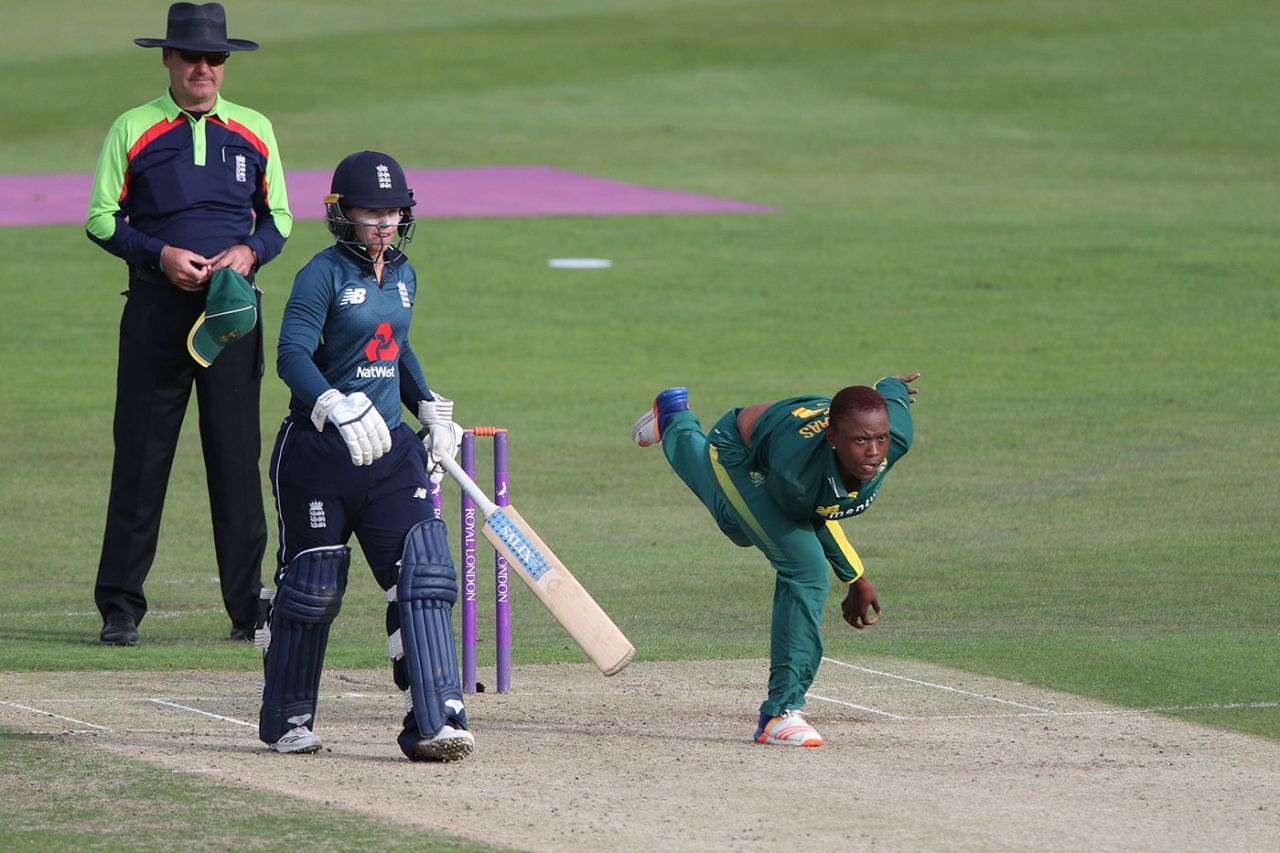 Masabata Klaas bowls as Tammy Beaumont looks on, England v South Africa, 3rd women's ODI, Canterbury, 