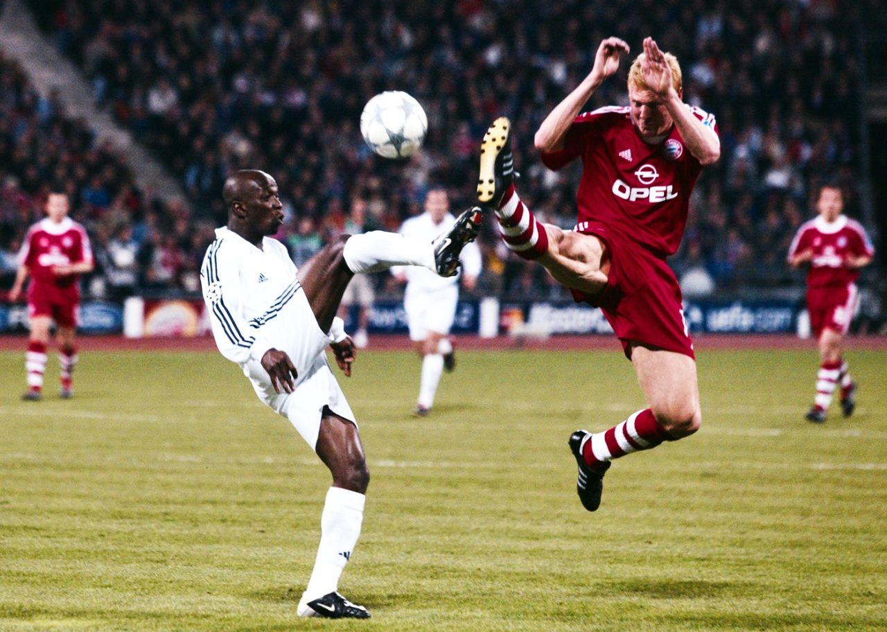 Claude Makelele kicks, April 2, 2002
