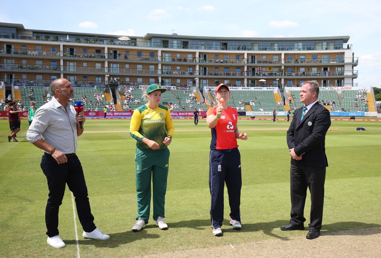 Dane van Niekerk calls as Heather Knight tosses the coin, England v South Africa, women's T20 tri-series, Taunton, June 23, 2018
