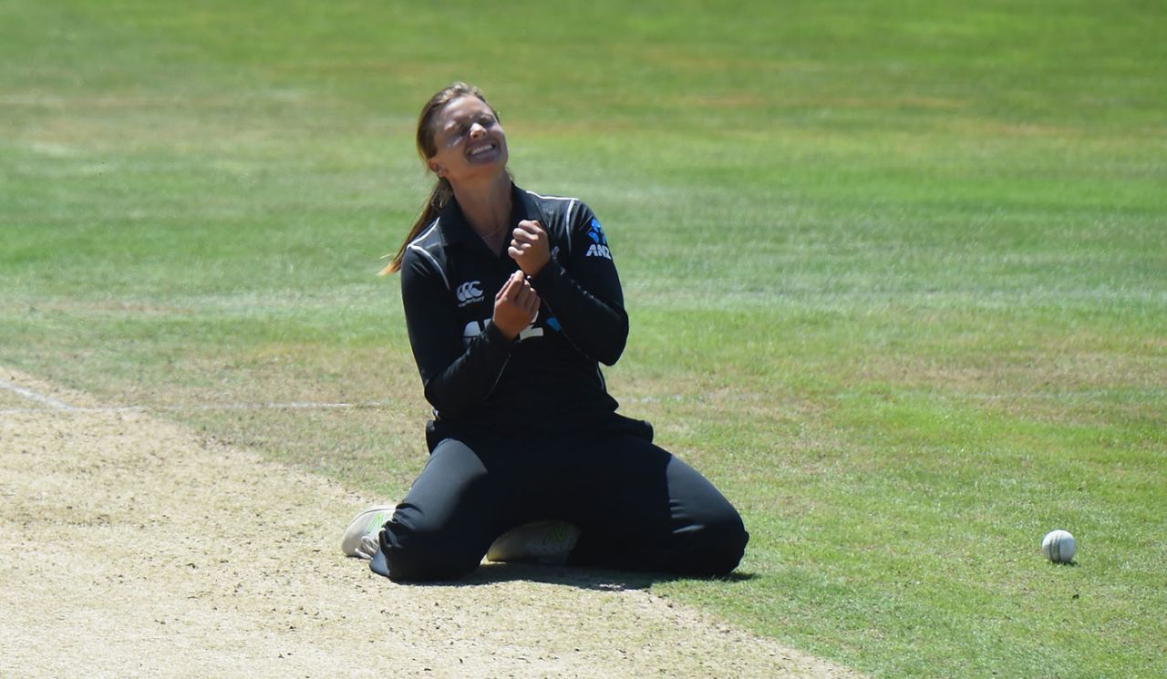 Suzie Bates dropped a catch off her own bowling, England v New Zealand, 1st ODI, Headingley