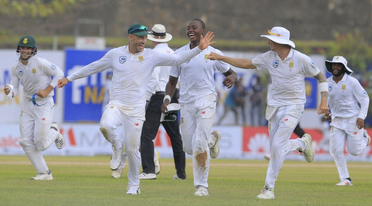 Aiden Markram, Faf du Plessis, Kagiso Rabada and Dale Steyn run towards pavilion as the rain comes down, Sri Lanka v South Africa, 1st Test, Galle, 1st day, July 12, 2018