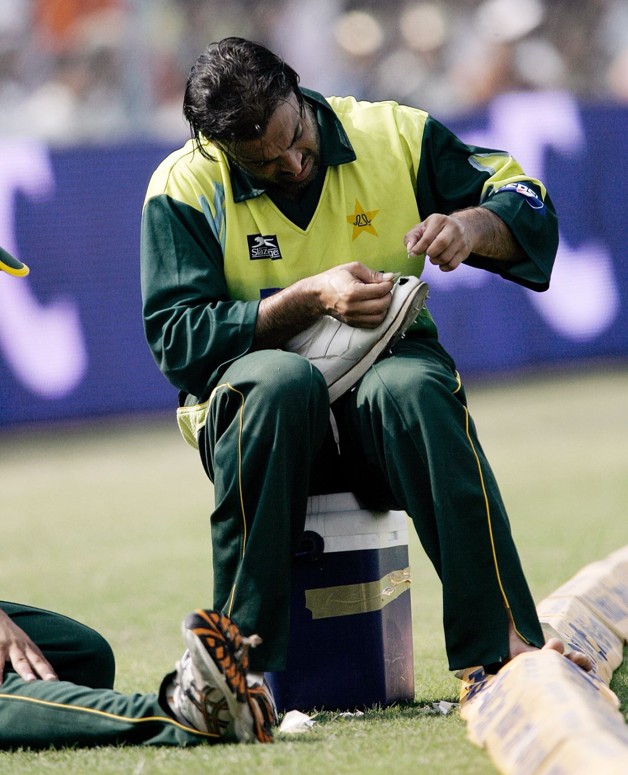 Shoaib Akhtar fixes his shoe, Kanpur, November 11, 2007