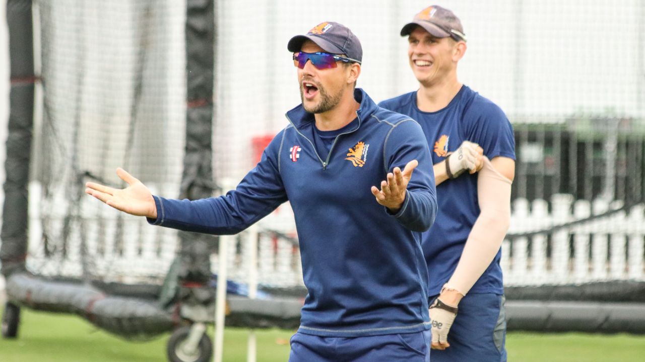 Pieter Seelaar leads the Netherlands through a training session, MCC Tri-Series, Lord's, July 28, 2018 