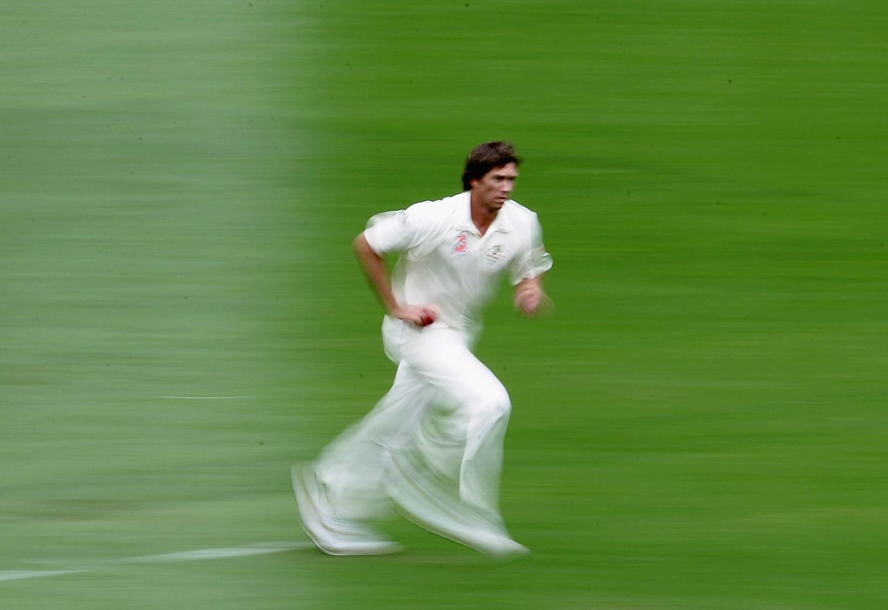 Glenn McGrath runs up to bowl, Australia v England, 4th Test, day three, Melbourne, December 28, 2006