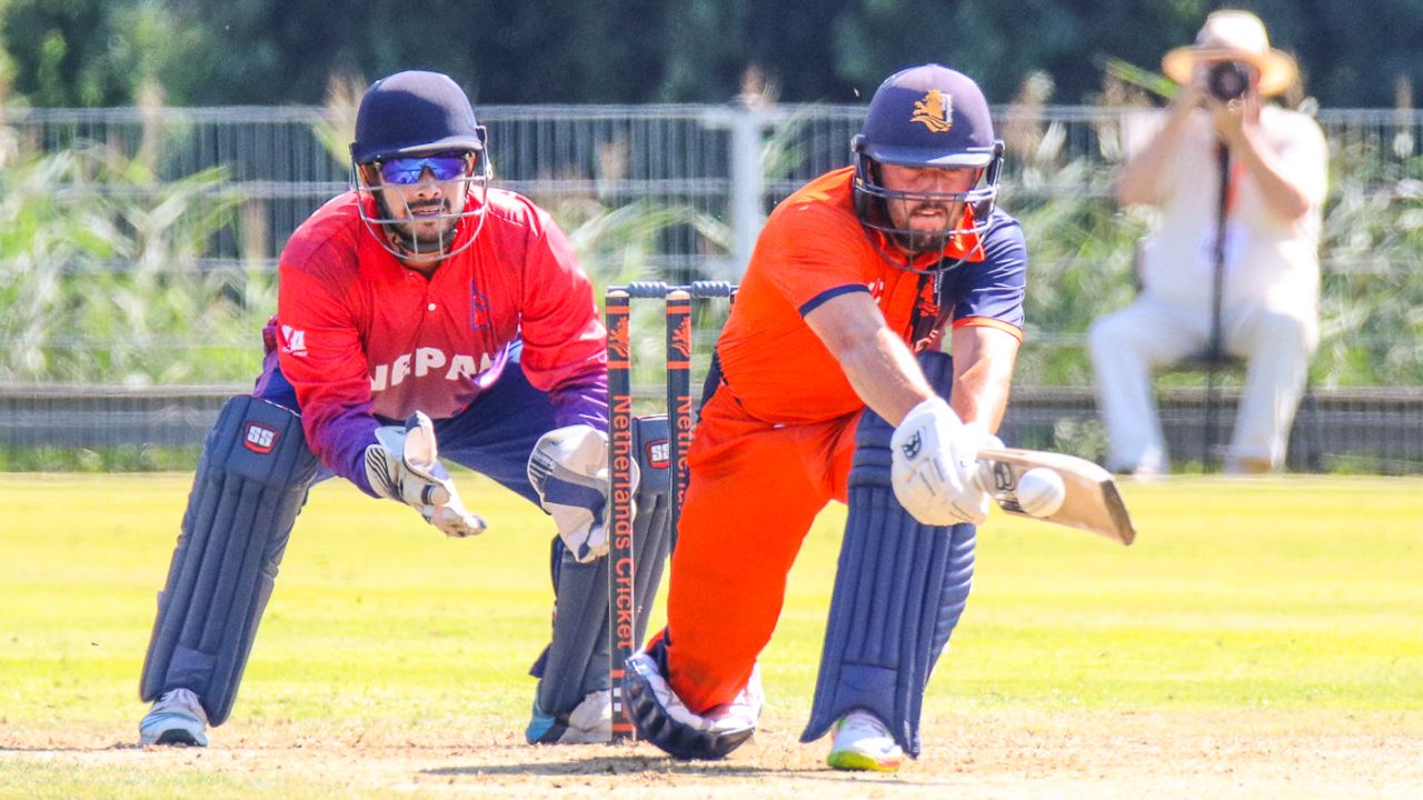 Wesley Barresi reverse sweeps for a boundary, Netherlands v Nepal, 2nd ODI, Amstelveen, August 3, 2018