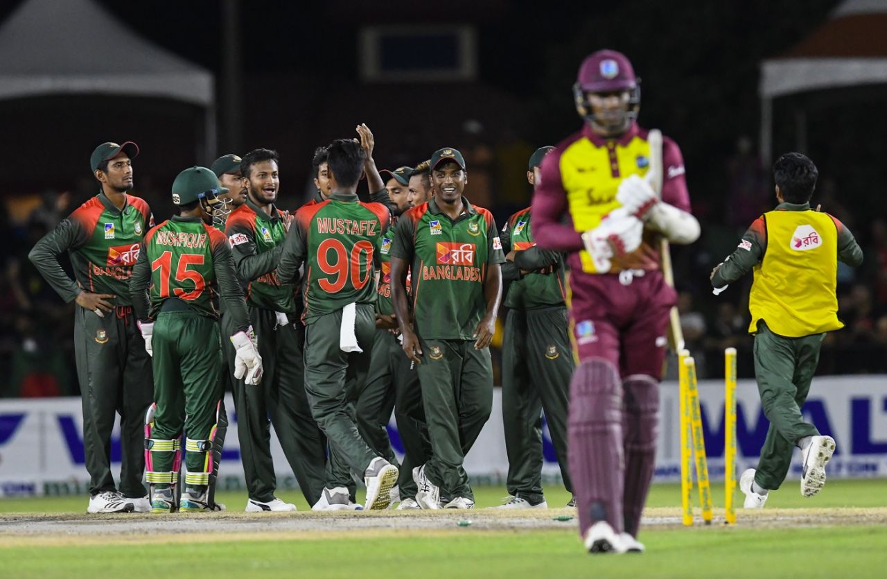 Marlon Samuels was bowled by Shakib Al Hasan, West Indies v Bangladesh, 3rd T20I, Lauderhill, August 5, 2018
