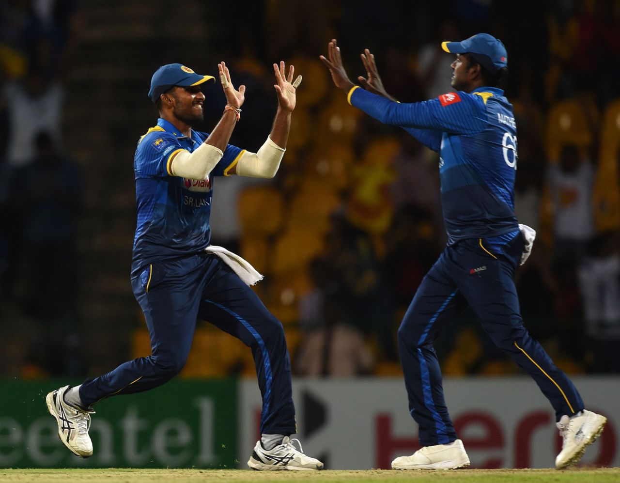 Dasun Shanaka and Angelo Mathews celebrate a wicket, Sri Lanka v South Africa, 4th ODI, Pallekele, August 8, 2018