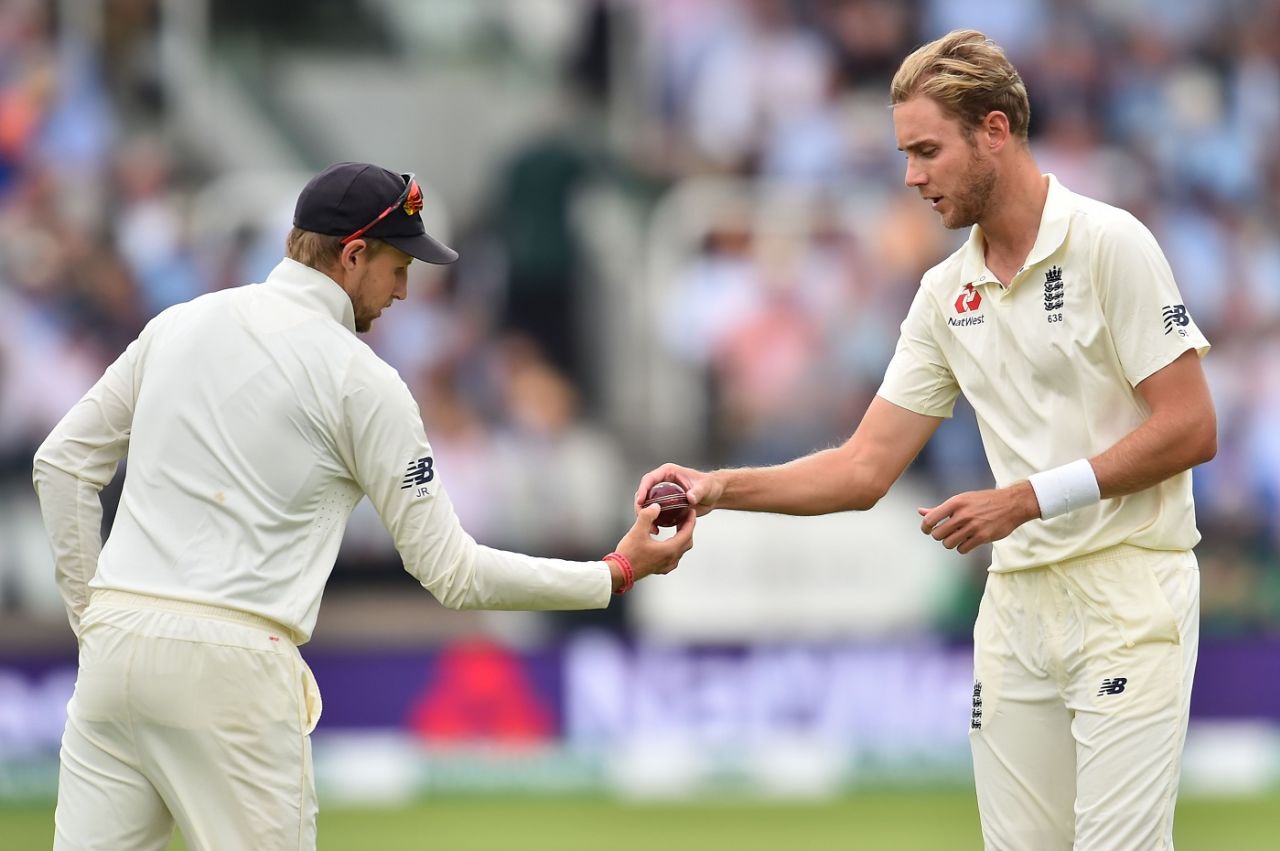 Joe Root hands the ball to Stuart Broad, England v India, 2nd Test, Lord's, 2nd day, August 10, 2018