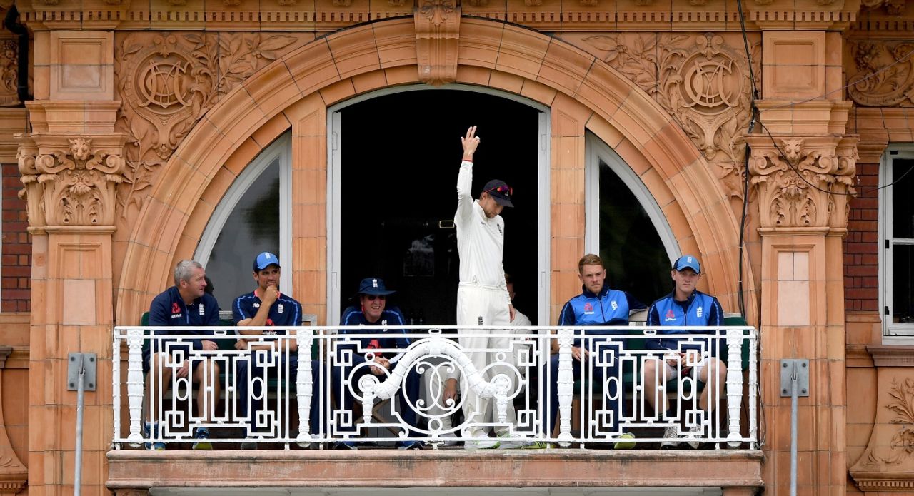Joe Root signals the declaration, England v India, 2nd Test, Lord's, 4th day, August 12, 2018