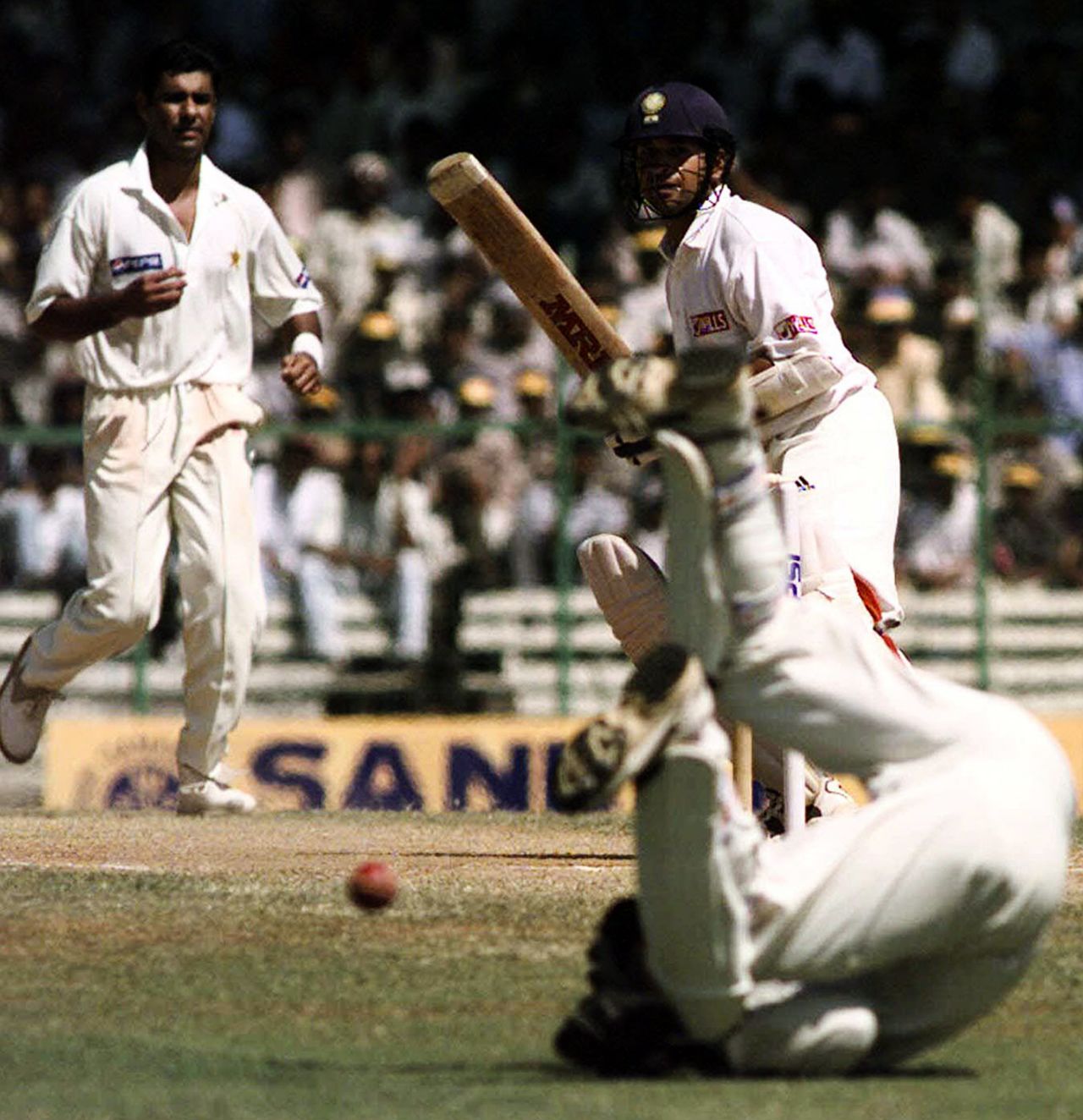 Waqar Younis watches as wicketkeeper Moin Khan fails to stop a shot from Sachin Tendulkar, India v Pakistan, 1st Test, Chennai, January 31, 1999