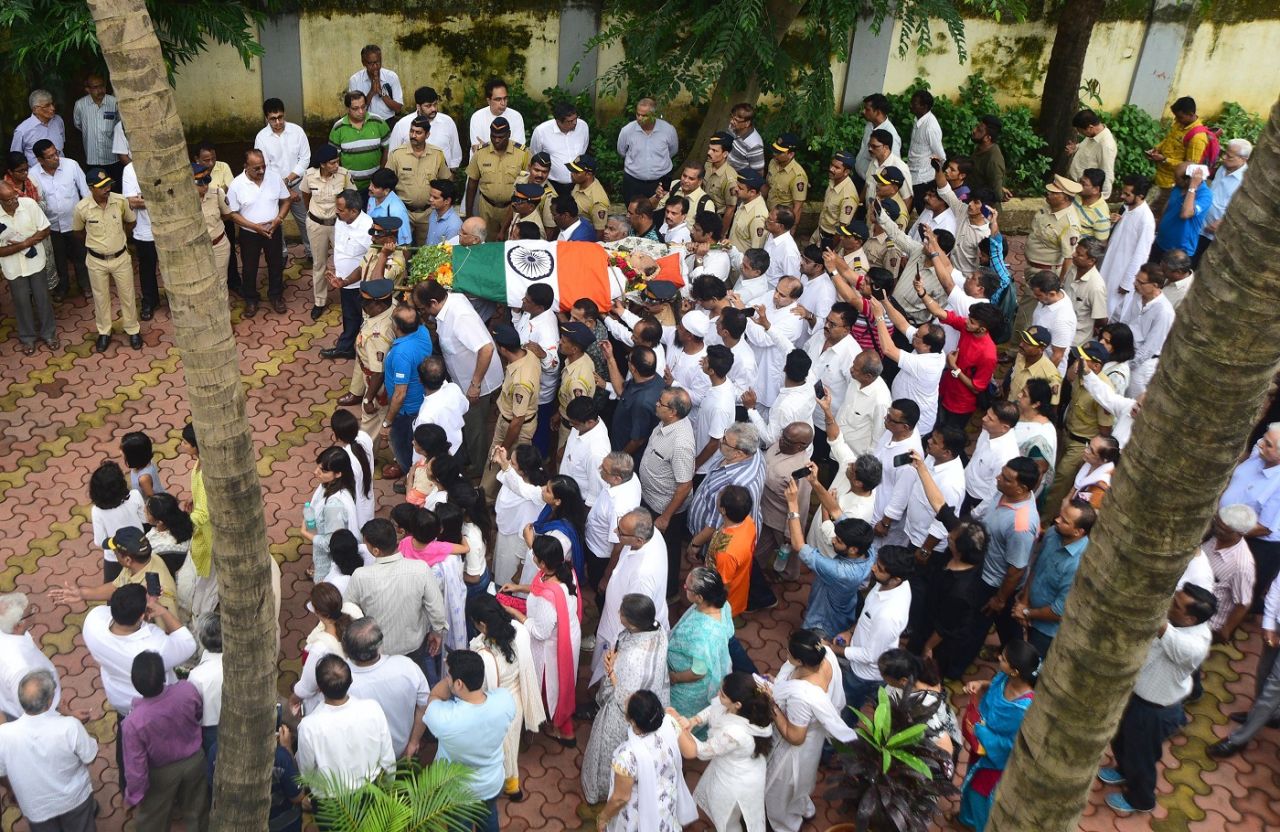 Relatives and friends carry the body of Ajit Wadekar to a crematorium in Mumbai, August 17, 2018
