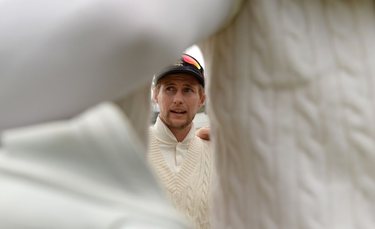 Joe Root in England's huddle, England v India, 3rd Test, Trent Bridge, 1st day, August 18, 2018