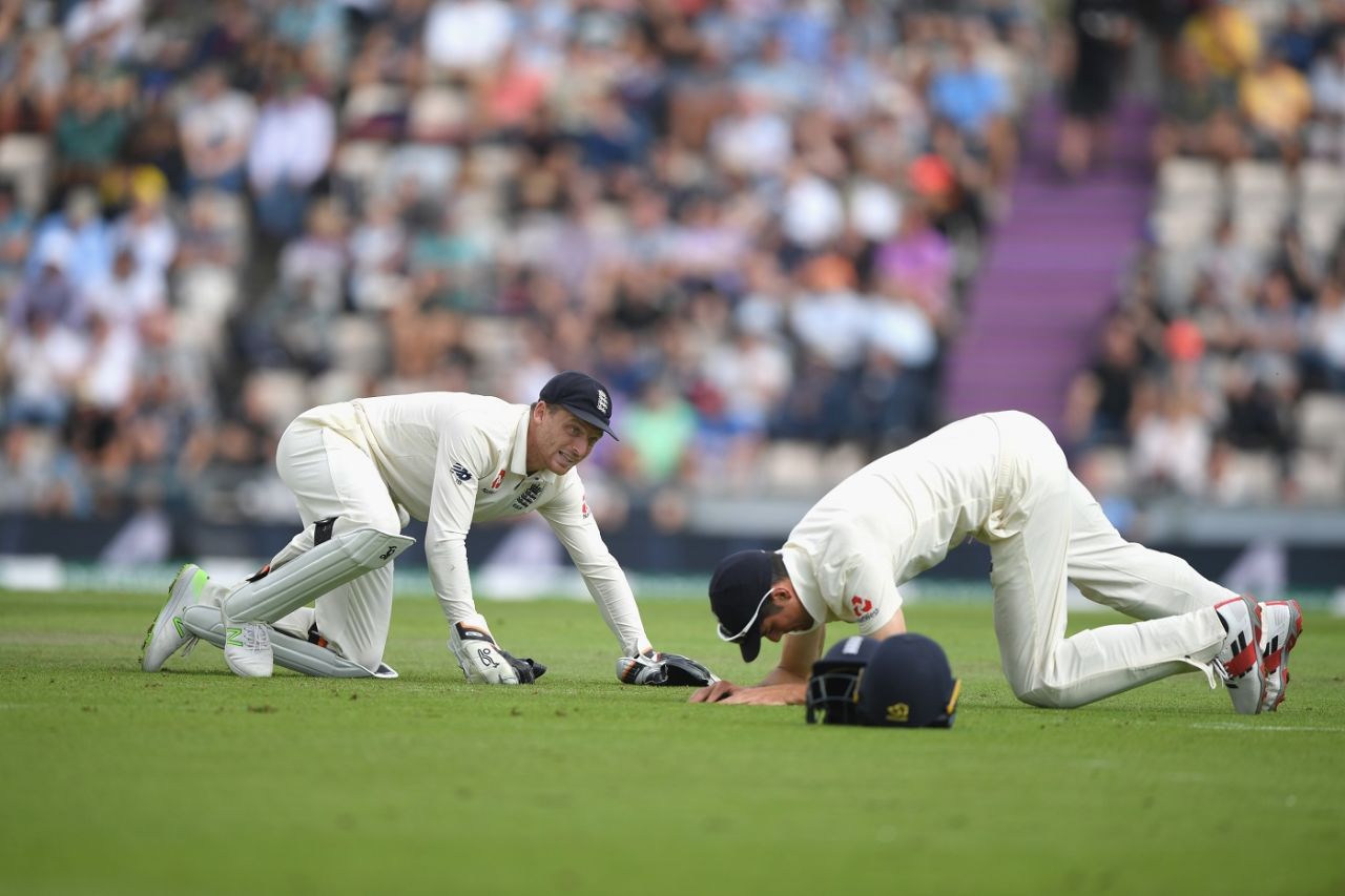 Jos Buttler and Alastair Cook react after a dropped chance, England v India, 4th Test, Southampton, 2nd day, August 31, 2018