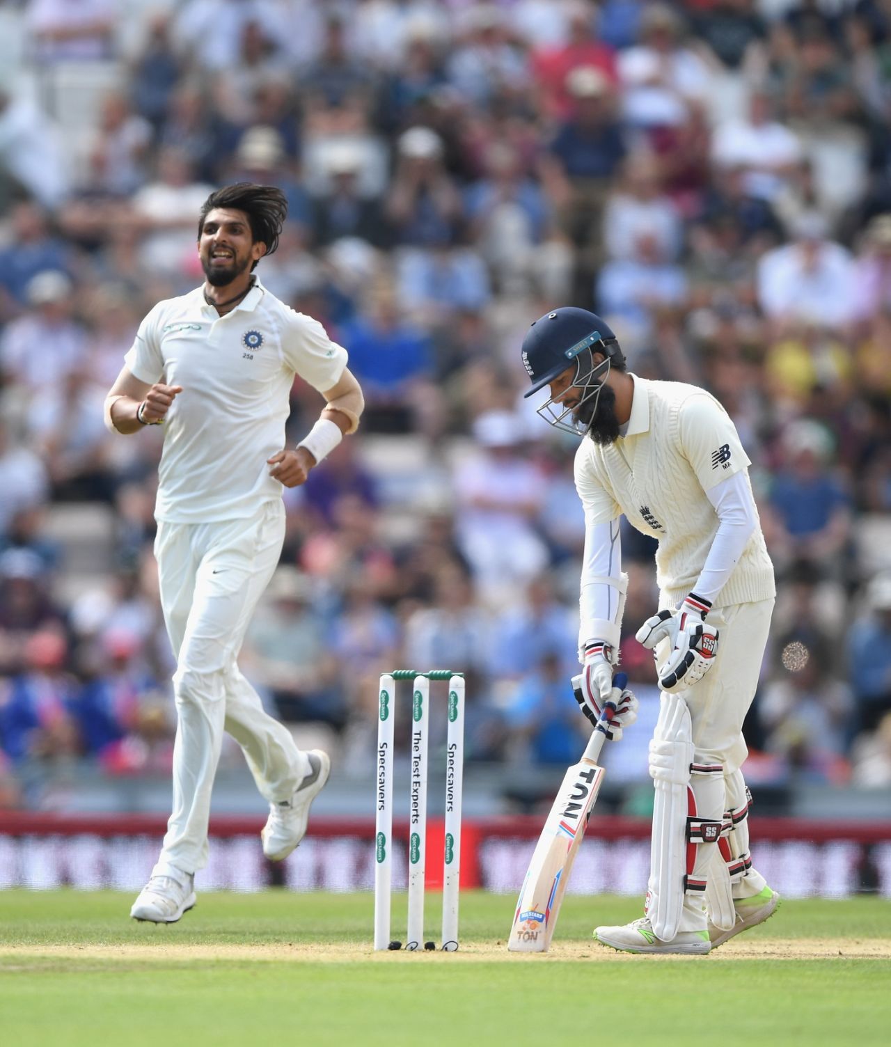 Ishant Sharma gallops past a disappointed Moeen Ali, England v India, 4th Test, Southampton, 3rd day, September 1, 2018