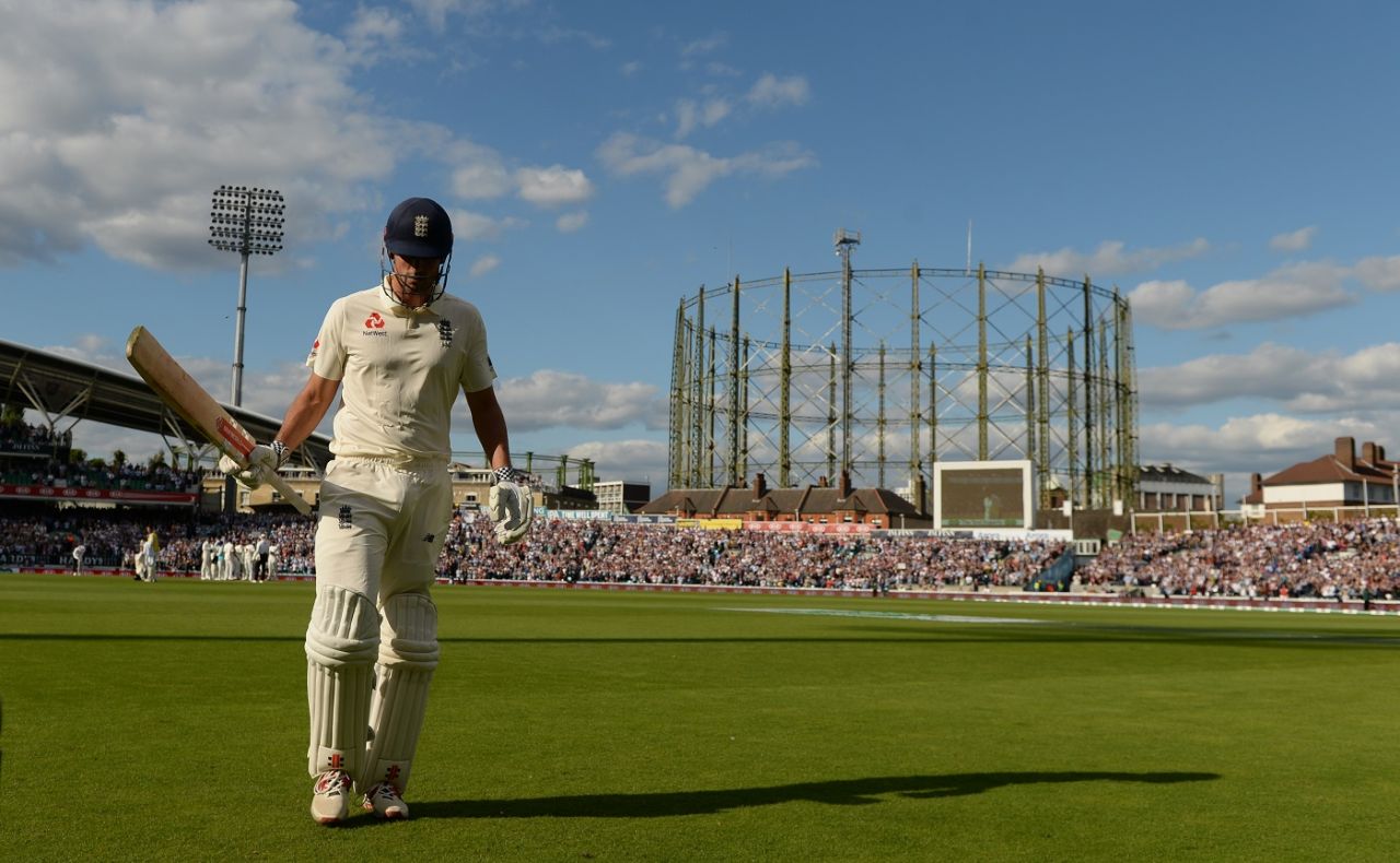 Alastair Cook raises his bat to the crowd while walking off, England v India, 5th Test, The Oval, 1st day, September 7, 2018