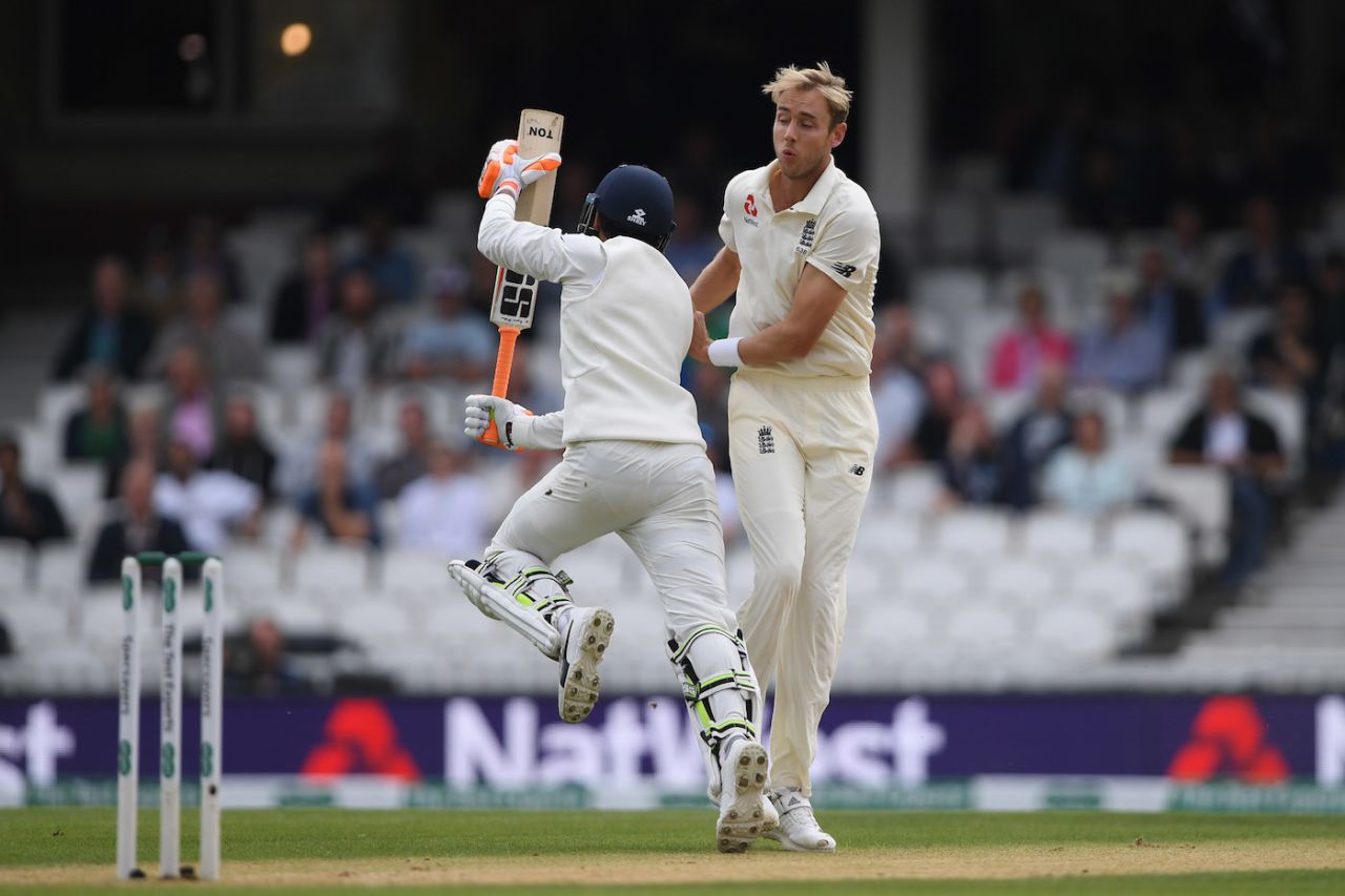 Stuart Broad and Ravindra Jadeja avoid a collision, England v India, 5th Test, The Oval, 3rd day, September 9, 2018