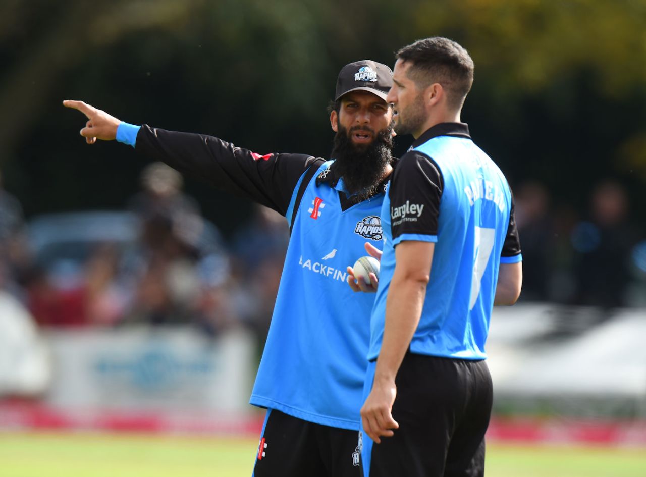 Moeen Ali in deliberations with Wayne Parnell during Worcestershire's win in the Vitality Blast quarter-finals, Worcestershire v Gloucestershire, Worcester, August 25, 2018
