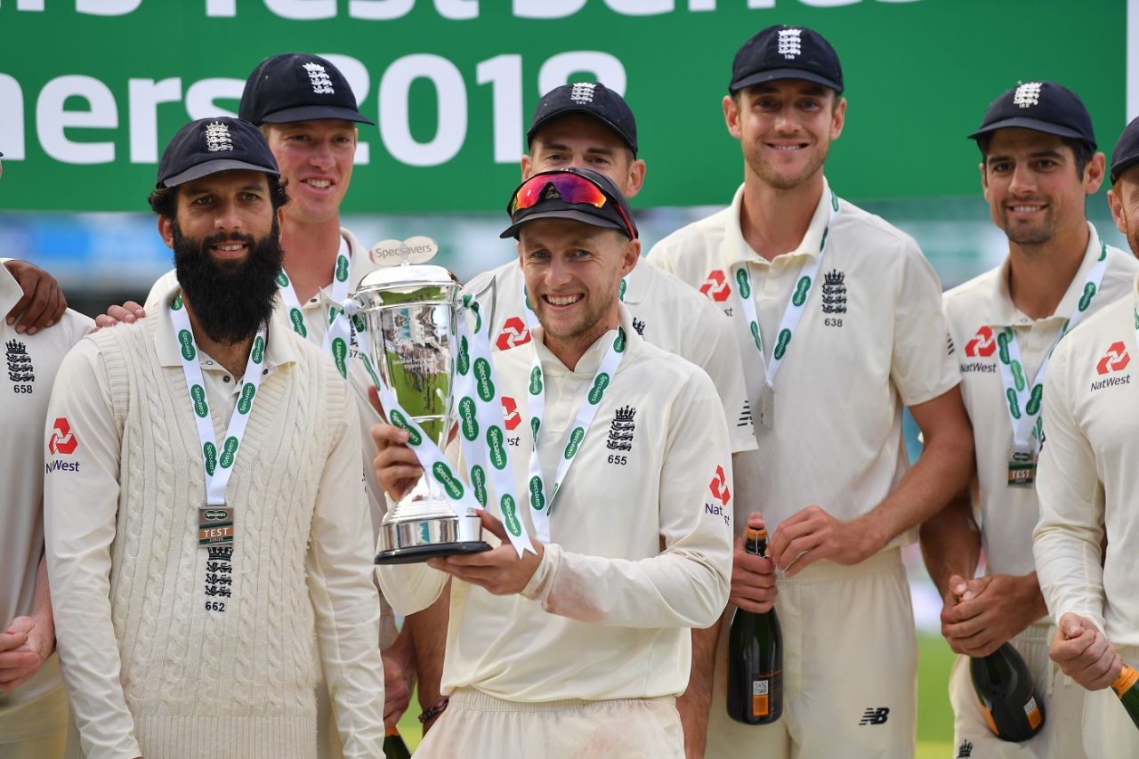 Joe Root and members of the England team pose with the winner's trophy, England v India, 5th Test, The Oval, 5th day, September 11, 2018