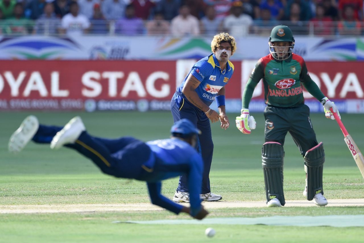 Angelo Mathews drops a catch with Lasith Malinga and Mushfiqur Rahim looking on, Sri Lanka v Bangladesh, Asia Cup 2018, Dubai, September 15, 2018
