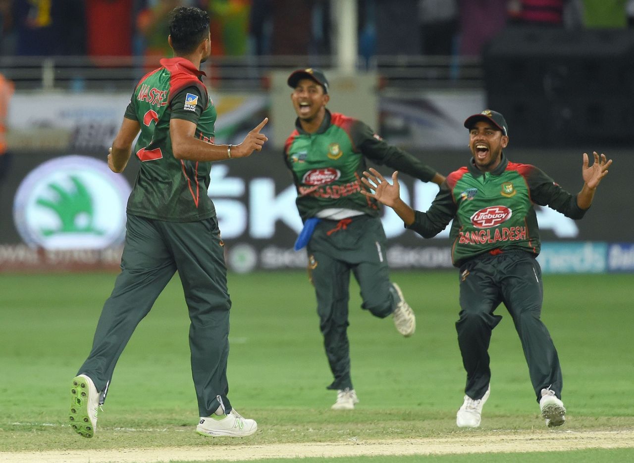 Mashrafe Mortaza celebrates a dismissal with Mehidy Hasan Miraz, Sri Lanka v Bangladesh, Asia Cup 2018, Dubai, September 15, 2018