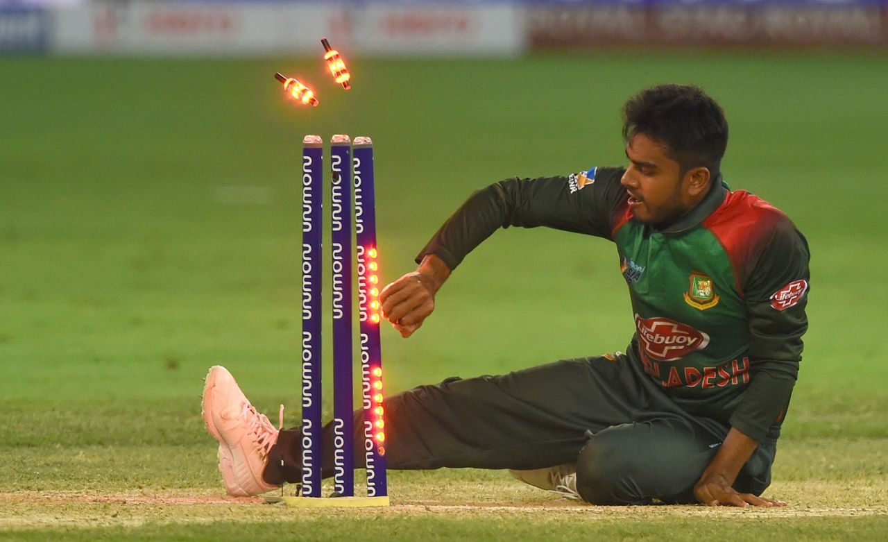 Mehidy Hasan Miraz breaks the stumps to effect a run out, Sri Lanka v Bangladesh, Asia Cup 2018, Dubai, September 15, 2018