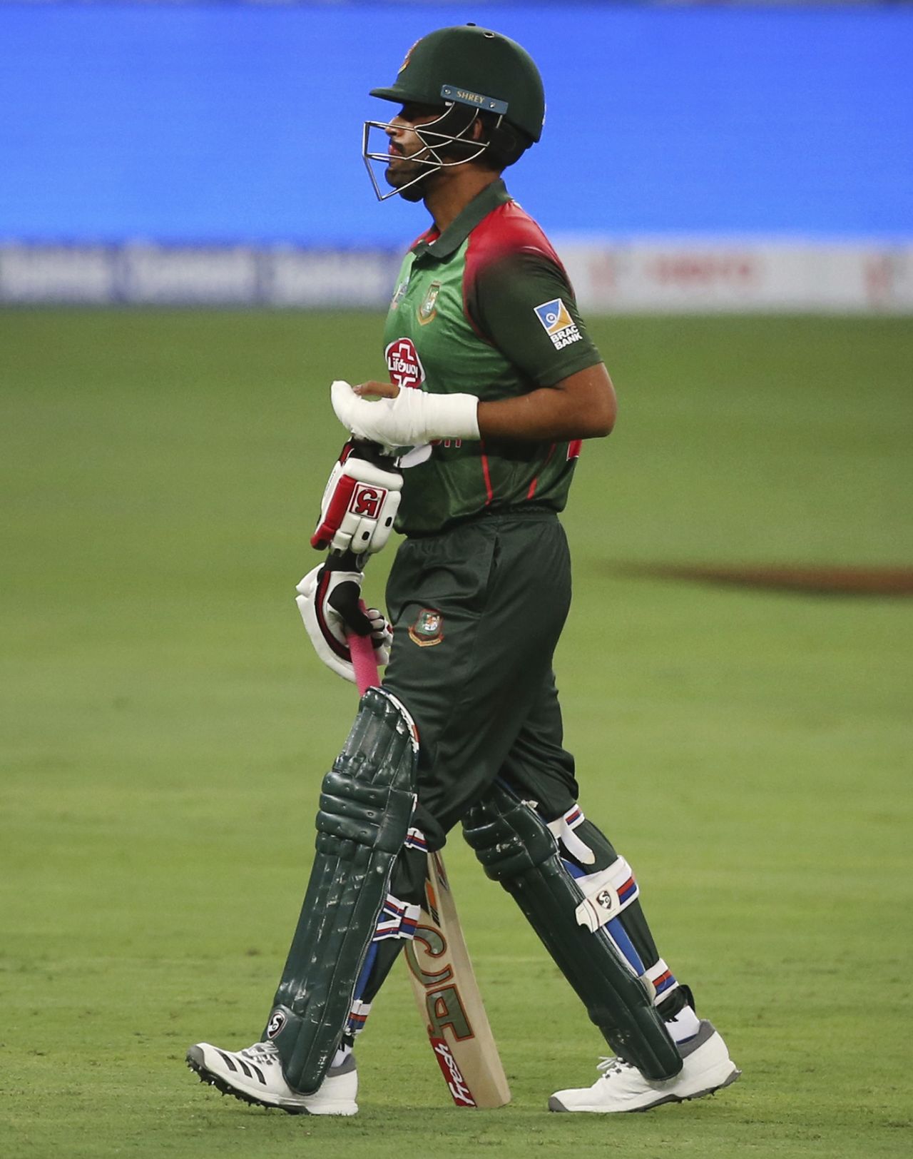 Tamim Iqbal comes out to bat with a fractured left hand, Sri Lanka v Bangladesh, Asia Cup 2018, Dubai, September 15, 2018