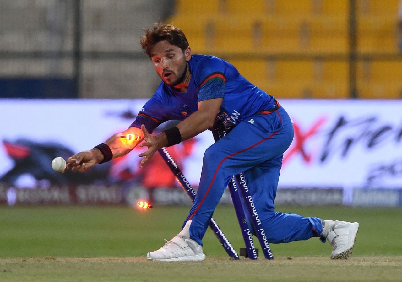 Gulbadin Naib falls onto the stumps during a run-out attempt, Afghanistan v Sri Lanka, 3rd ODI, Group B, Asia Cup, September 17, 2018