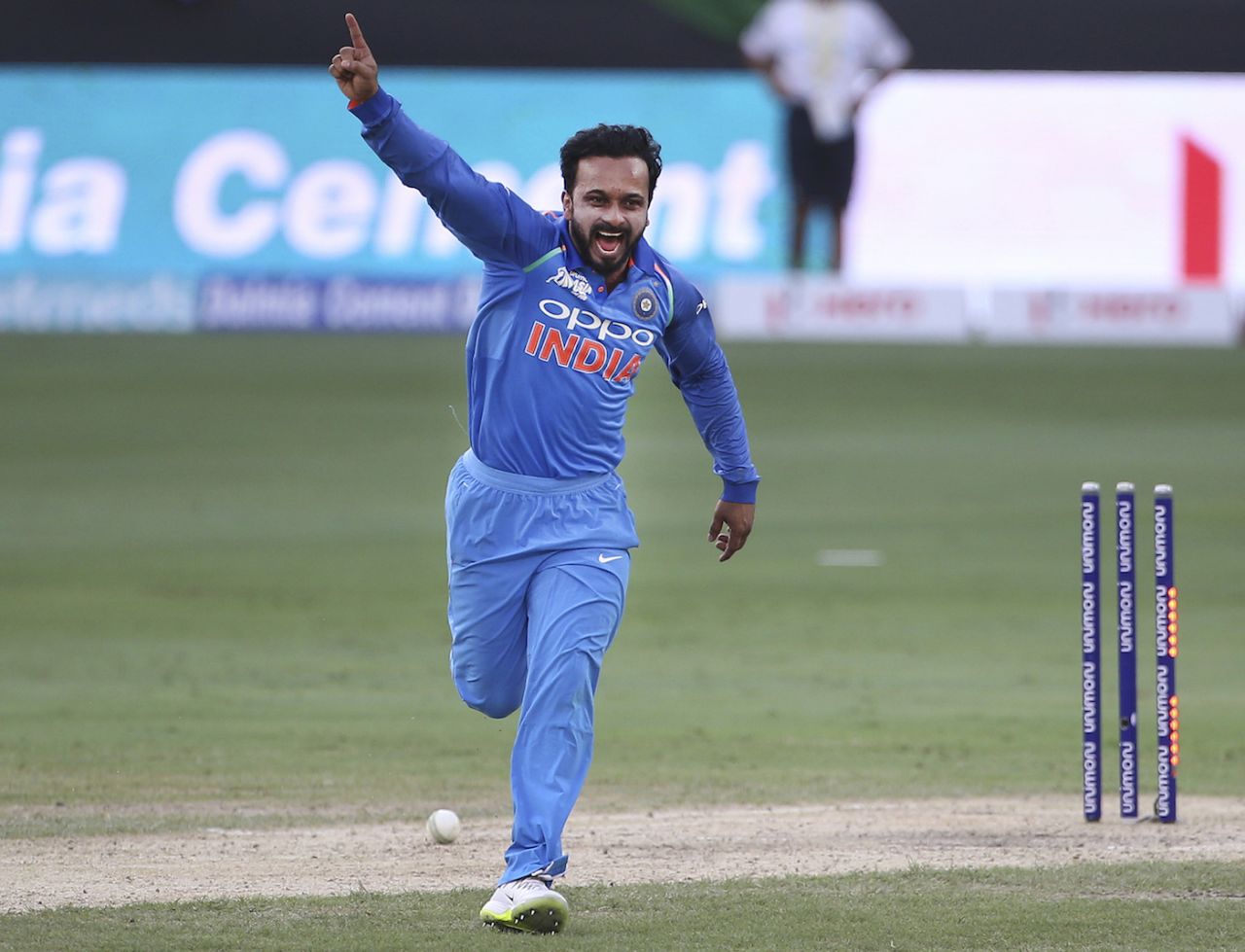 Kedar Jadhav is thrilled to pick a wicket, India v Pakistan, Asia Cup 2018, Dubai, September 19, 2018