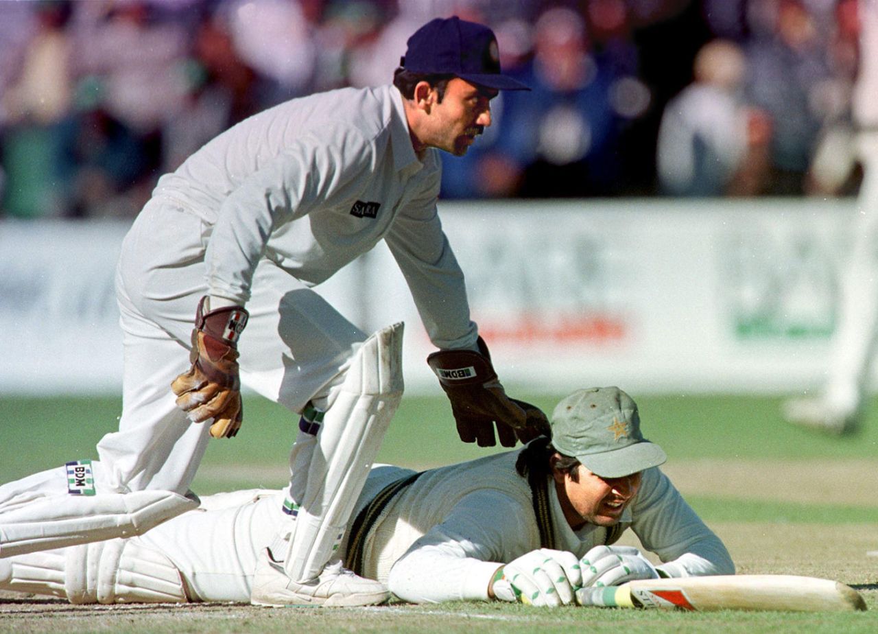 Inzamam-ul-Haq falls to the ground as India keeper Saba Karim tries to knock the bails off, India v Pakistan, Toronto, September 21, 1997