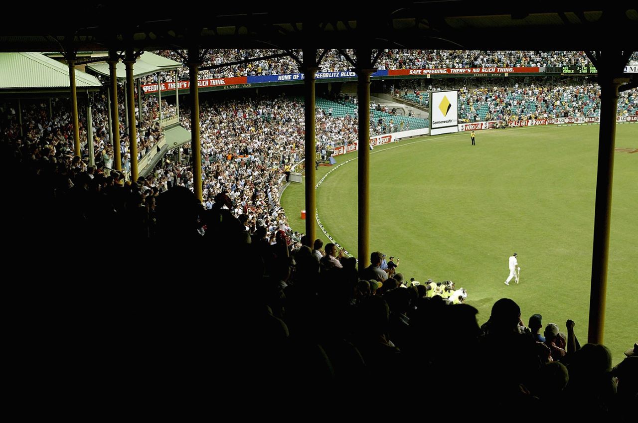 Steve Waugh walks out for his final Test innings, Australia v India, 4th Test, Sydney, 5th day, January 6, 2004