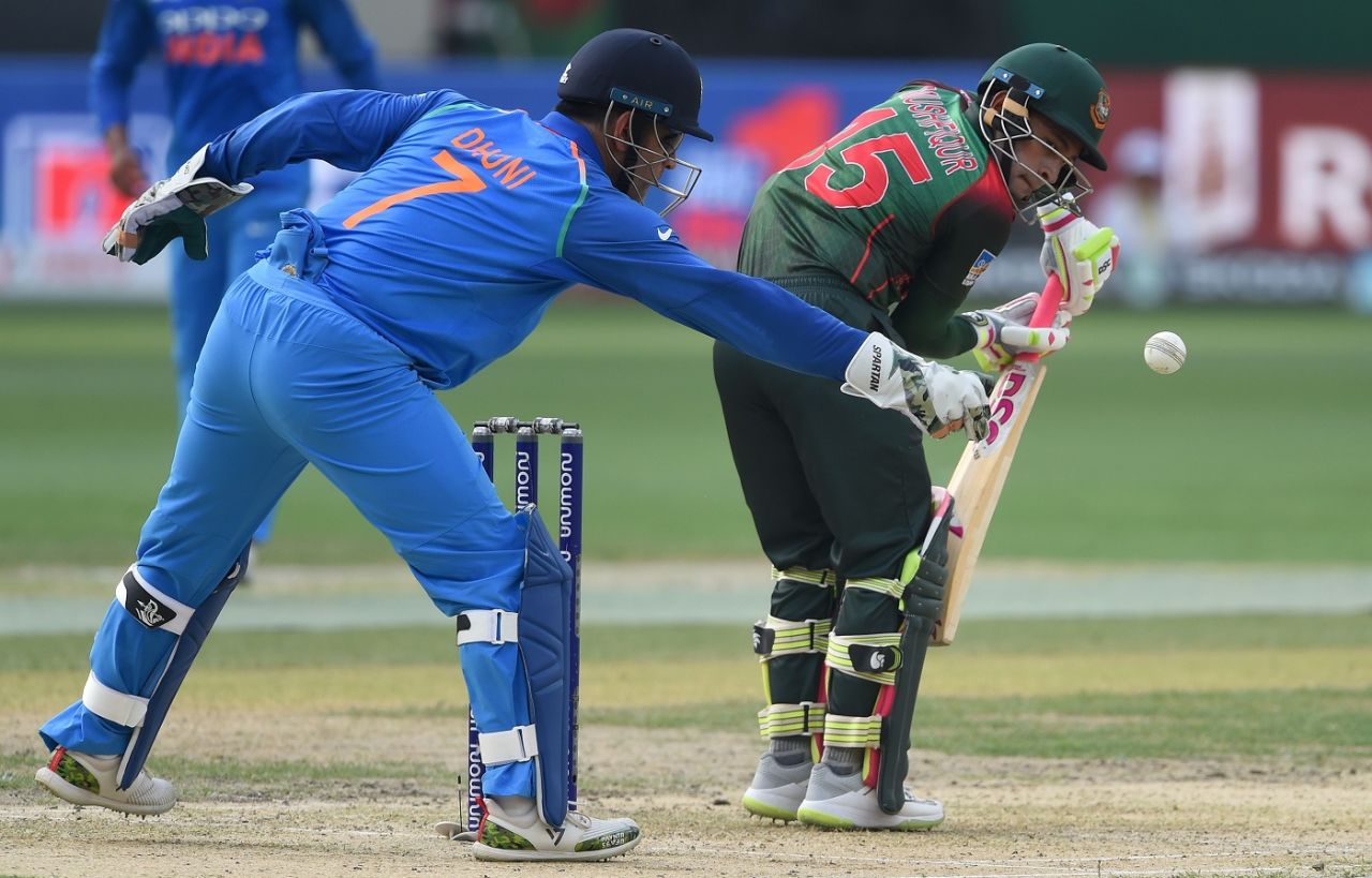 Mushfiqur Rahim and MS Dhoni both have eyes only for the ball, Bangladesh v India, Asia Cup, Dubai, September 21, 2018