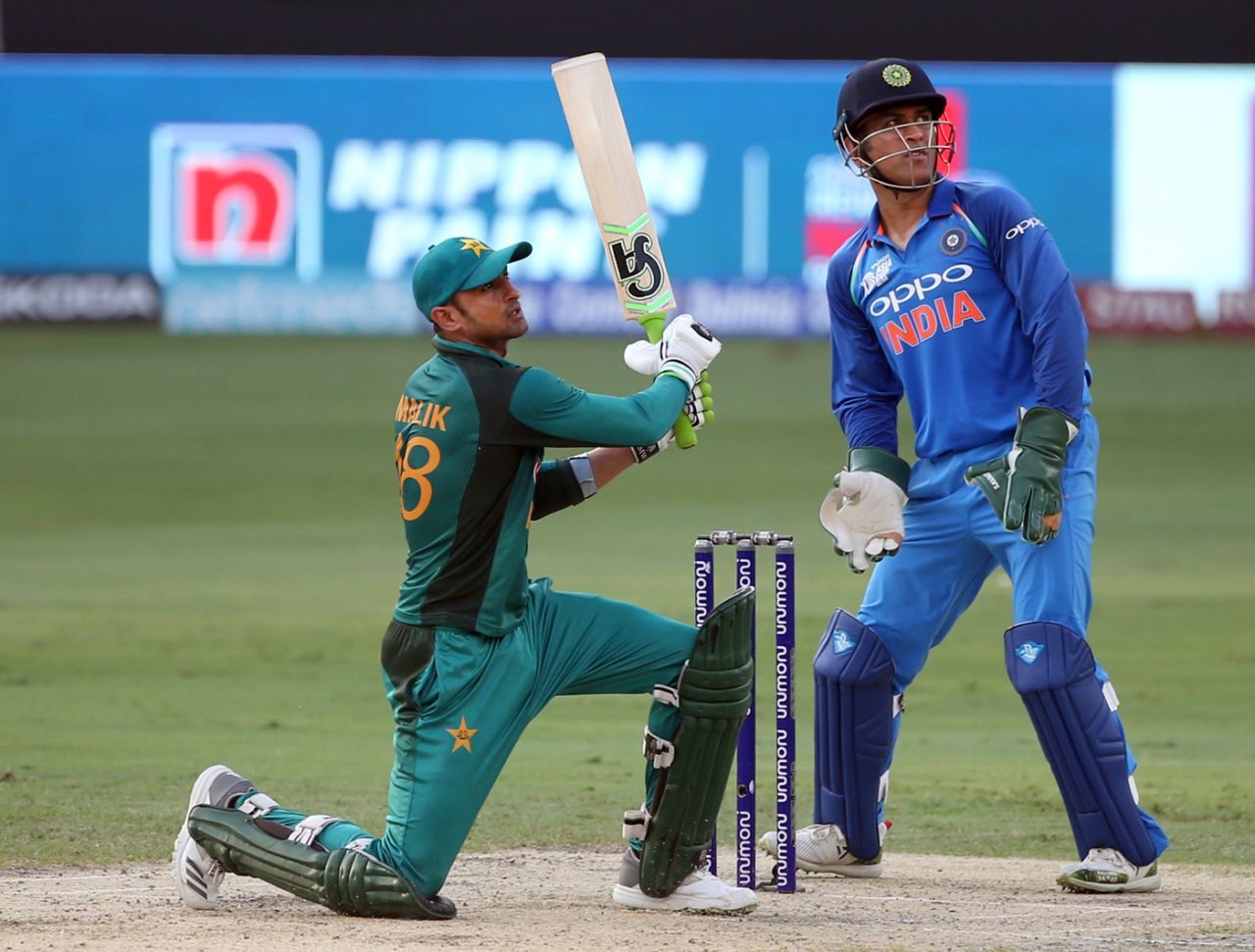 MS Dhoni plays spectator as Shoaib Malik launches one towards deep square leg, India v Pakistan, Super Four, Asia Cup 2018, Dubai, September 23, 2018