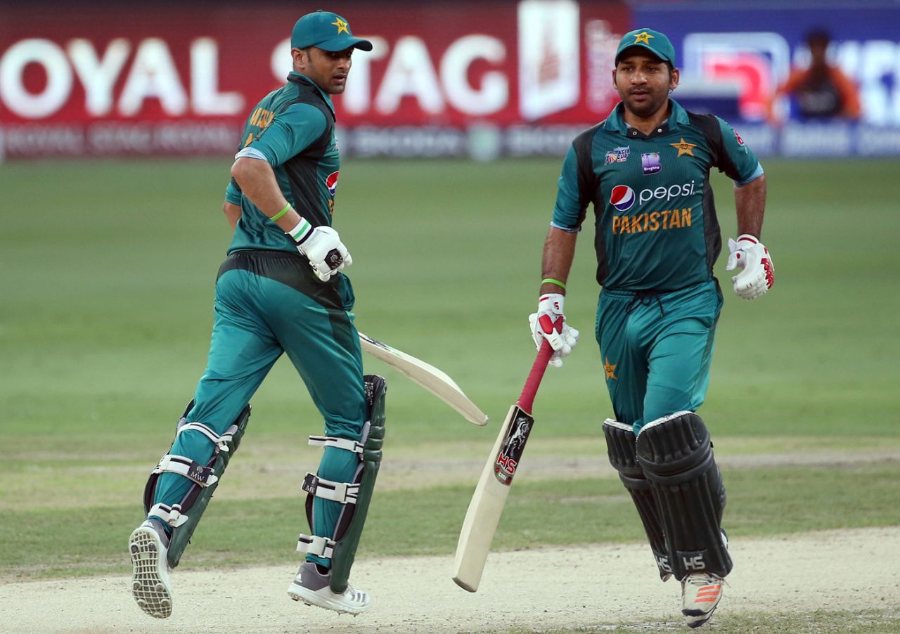 Shoaib Malik and Sarfraz Ahmed run between the wickets, India v Pakistan, Super Four, Asia Cup 2018, Dubai, September 23, 2018