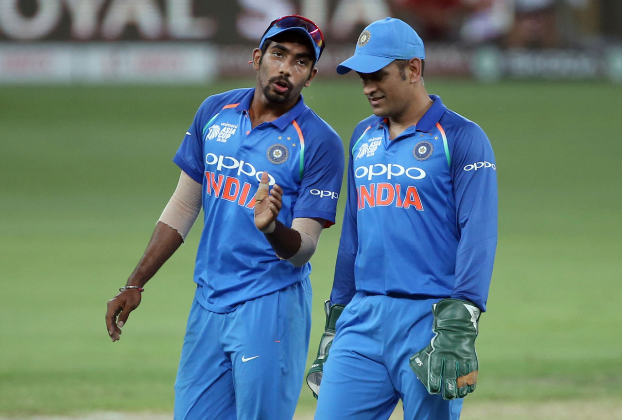 Jasprit Bumrah has a chat with  MS Dhoni, India v Pakistan, Super Four, Asia Cup 2018, Dubai, September 23, 2018