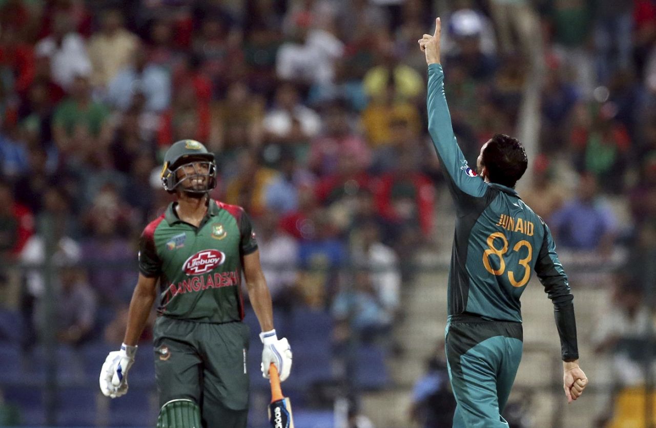 Junaid Khan celebrates the dismissal of Mahmudullah, Bangladesh v Pakistan, Asia Cup 2018, Abu Dhabi, September 26, 2018