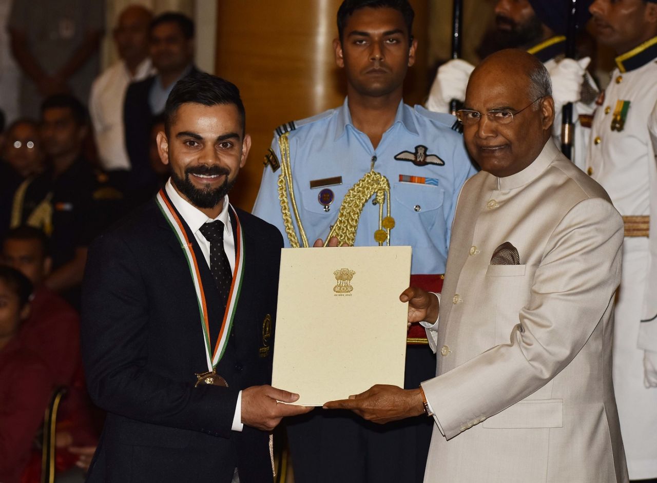 Virat Kohli receives the Rajiv Gandhi Khel Ratna Award from President Ram Nath Kovind, New Delhi, September 25, 2018