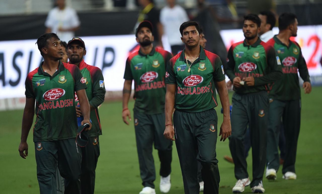 A dejected Bangladesh team walks off, Bangladesh v India, Asia Cup final, Dubai, September 28, 2018