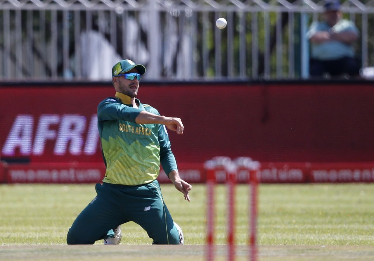 Aiden Markram has a shy at the stumps, South Africa v Zimbabwe, 1st ODI, Diamond Oval, September 30, 2018