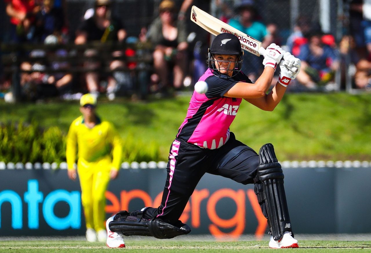 Suzie Bates slaps one through the off side, Australia v New Zealand, 2nd women's T20I, Brisbane, October 1, 2018