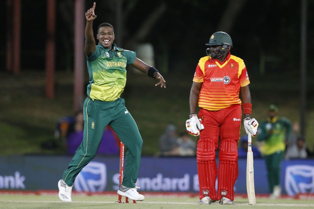 Lungi Ngidi appeals successfully to win an lbw against Hamilton Masakadza, South Africa v Zimbabwe, 2nd ODI, Bloemfontein, October 3, 2018