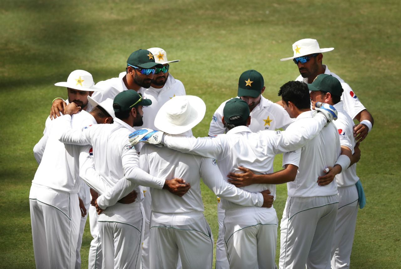 Sarfaraz Ahmed calls his team into a huddle, Pakistan v Australia, 1st Test, Dubai, 4th day, October 10, 2018