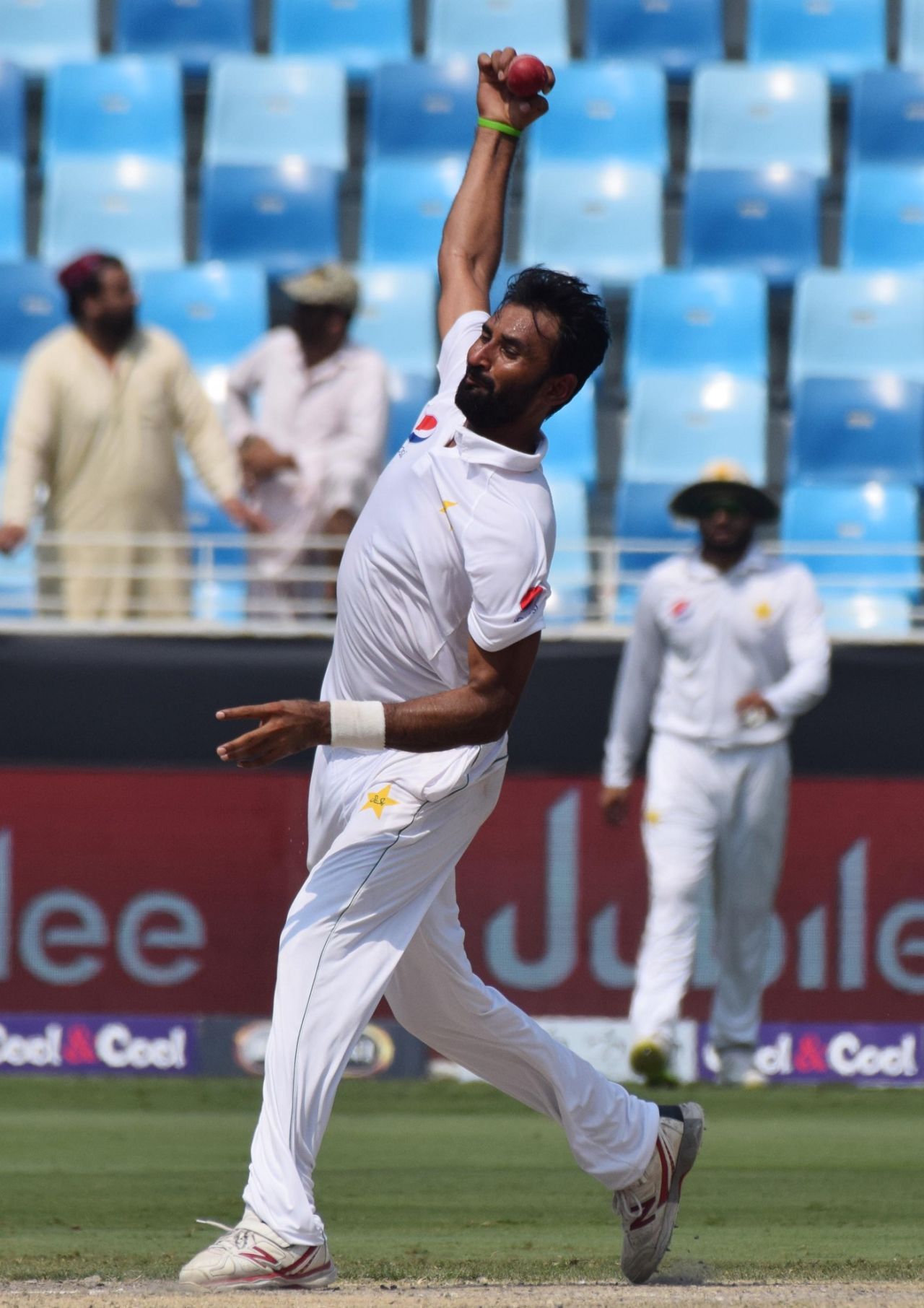 Bilal Asif bowls on his Test debut, Pakistan v Australia, 1st Test, Dubai, 3rd day, October 9, 2018