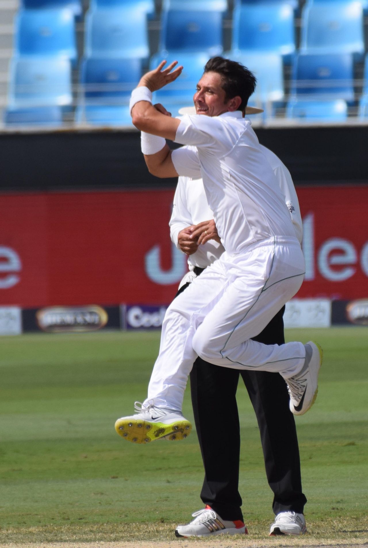 Yasir Shah in his bowling action, Pakistan v Australia, 1st Test, Dubai, 4th day, October 10, 2018