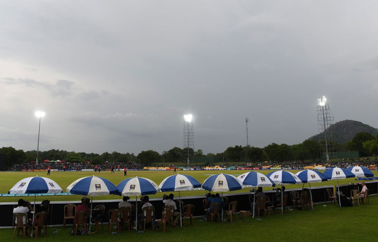 The skies darkened as rain swept in, Sri Lanka v England, 2nd ODI, Dambulla, October 13, 2018