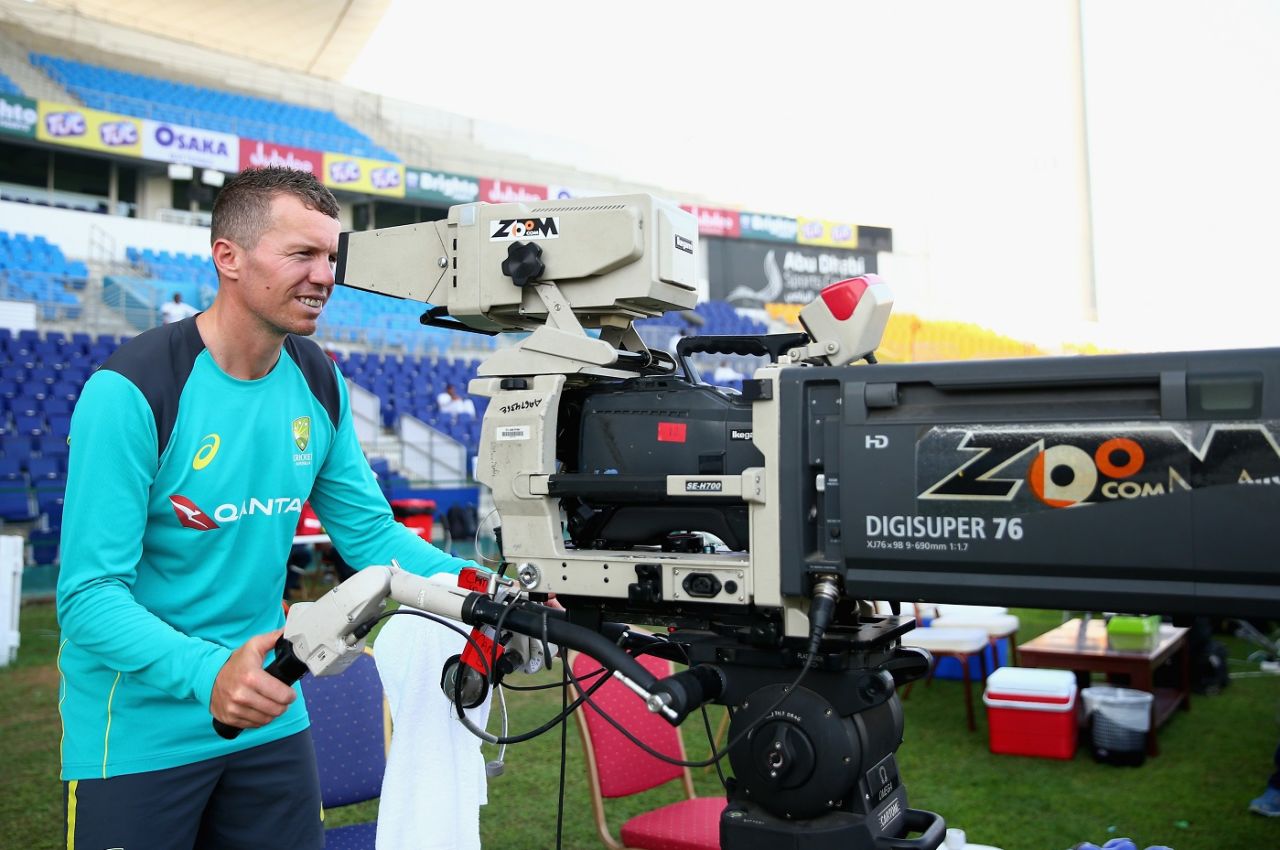 Peter Siddle preferred a lensview of the action, Pakistan v Australia, 2nd Test, Abu Dhabi, 2nd day, October 17, 2018