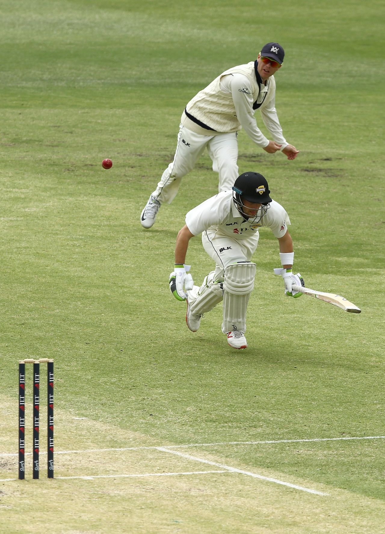 Josh Inglis scampers back to his crease as a throw is hurled at his end, Western Australia v Victoria, Sheffield Shield 2018-19, Perth, 3rd day, October 18, 2018