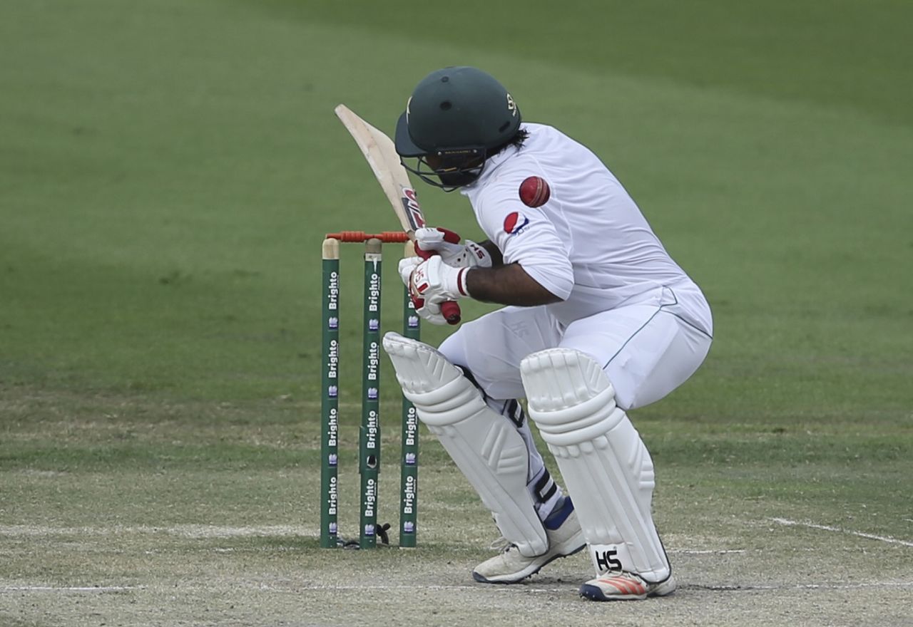 Sarfraz Ahmed fails to duck under a delivery, Pakistan v Australia, 2nd Test, Abu Dhabi, 3rd day, October 18, 2018
