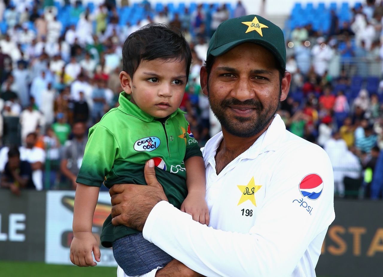 Sarfraz Ahmed with his son after winning the game, Pakistan v Australia, 2nd Test, Abu Dhabi, 4th day, October 29, 2018