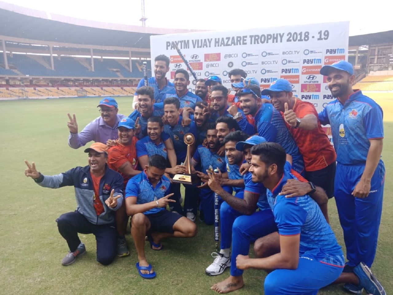 The victorious Mumbai players celebrate with the trophy, Mumbai v Delhi, Vijay Hazare Trophy 2018-19, final, Bengaluru, October 20, 2018